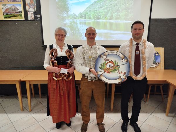 Schützenkönig Andreas Riederer mit Brezen- und Wurstkönigen